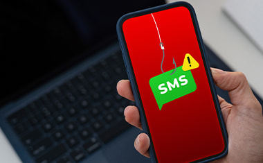 Teléfono inteligente mostrando un mensaje SMS sospechoso para advertir contra las amenazas de smishing.