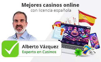 Imagen del autor Alberto Vázquez al lado de la bandera de España, un portátil y fichas de casino apiladas